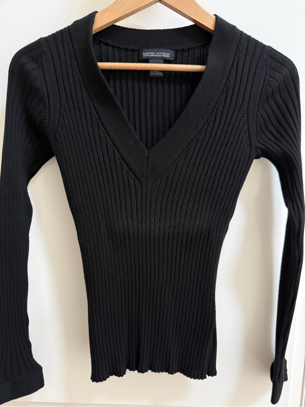 Banana Republic Black Ribbed 100% Merino Wool Fitted V-Neck Sweater Size M